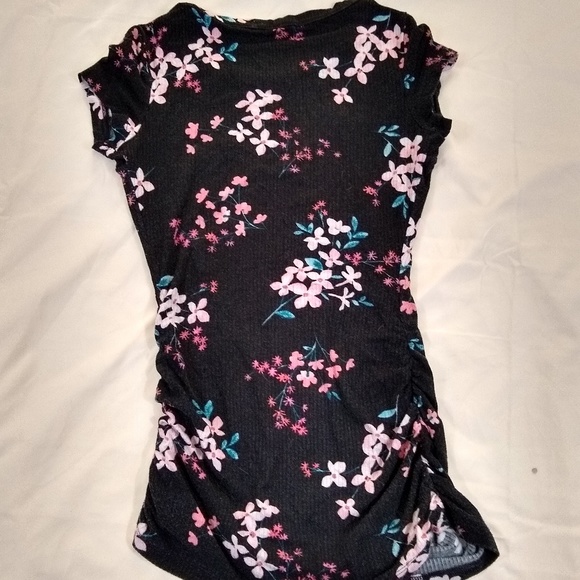 Adorable floral top - Picture 2 of 8